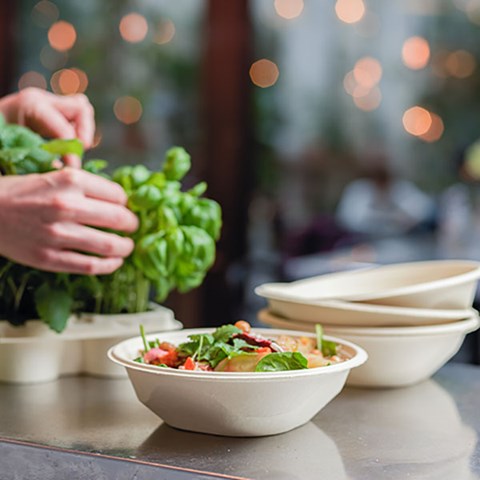 Stora Enso un Tingstad tirgū piedāvā unikālus presētu celulozes šķiedru pārtikas traukus, lai aizvietotu plastmasu