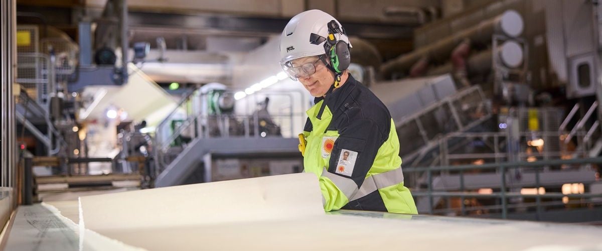 Kuvassa on Anjalankosken tehtaan johtaja Marjo Törönen tehtaalla.